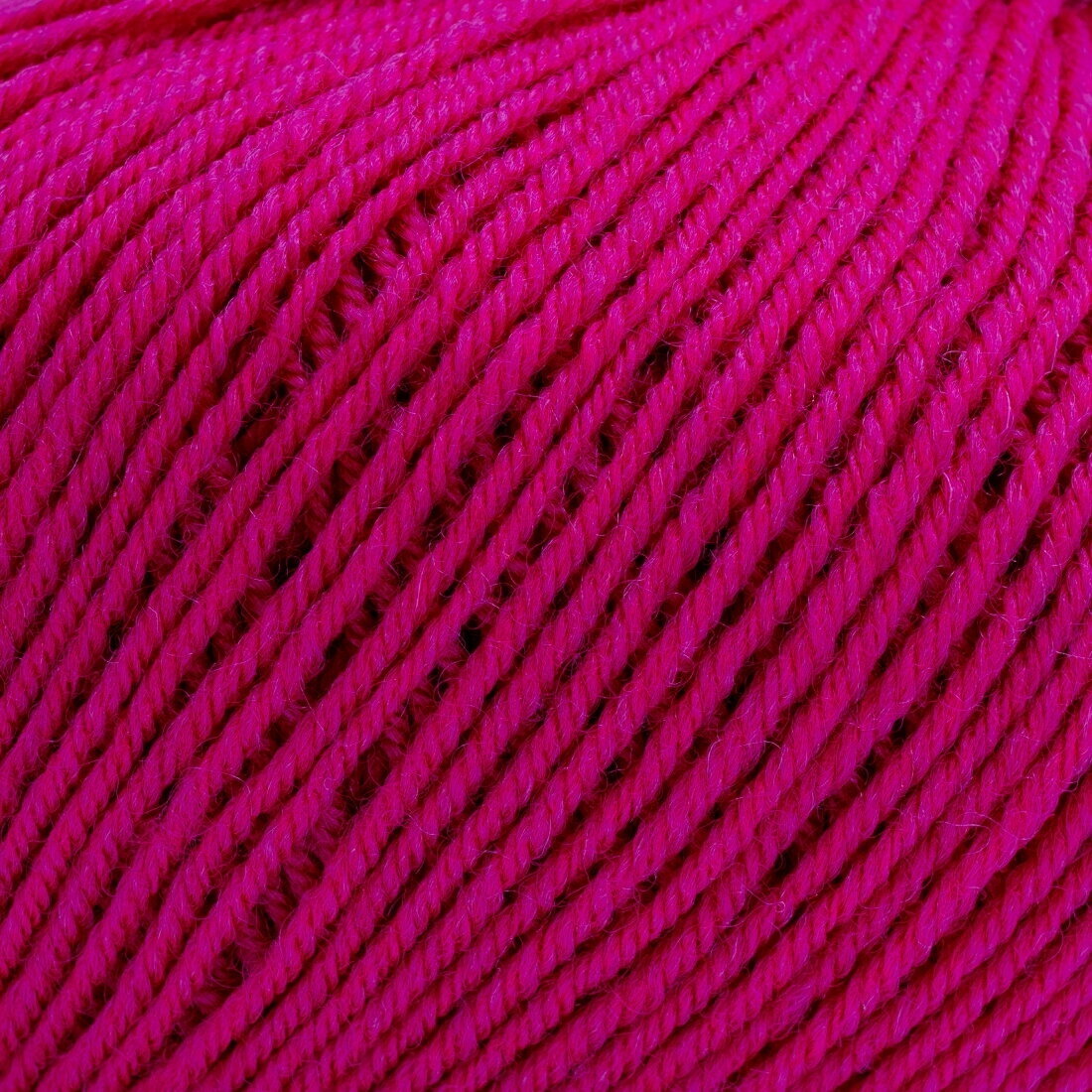 Siūlai mezgimo  CAMILLA 100% gryna Merino vilna 4010 Ciklameno ryški 1